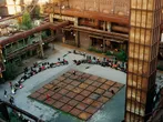 Piazza Metallica – Platz aus Eisen: Gedacht war ein Stadtplatz als Gegenstück zur wild wuchernden Industrienatur; entstanden ist ein faszinierendes Symbol der Metamorphose. | © Peter Liedtke