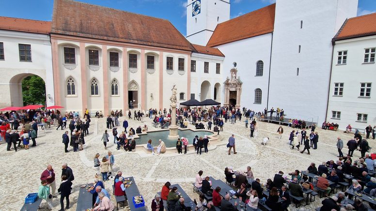 Fertigstellung des Freisinger Domplatzes samt Brunnenanlage