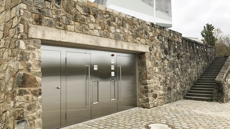 Natural stone wall with integrated toilet facilities