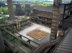 Der quadratische Platz, umschlossen von Gießhalle und Gebläsehallenkomplex, ließ die Idee entstehen, den Prozess der Eisenherstellung spürbar zu machen. | © Michael Latz